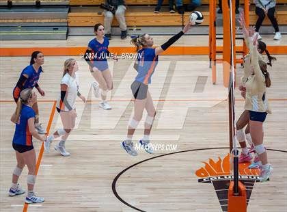Thumbnail 2 in Silver Creek vs. Tri-West Hendricks (IHSAA 3A Semi-state semi-final) photogallery.