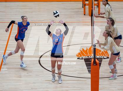 Thumbnail 1 in Silver Creek vs. Tri-West Hendricks (IHSAA 3A Semi-state semi-final) photogallery.