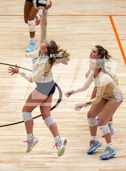 Thumbnail 2 in Silver Creek vs. Tri-West Hendricks (IHSAA 3A Semi-state semi-final) photogallery.