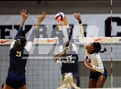 Thumbnail 2 in Tompkins vs. Keller (UIL 6A Semifinal) photogallery.