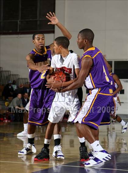 Thumbnail 3 in Lynwood vs. Artesia (Lynwood Christmas Challenge) photogallery.