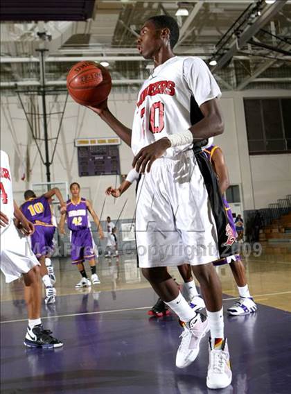 Thumbnail 3 in Lynwood vs. Artesia (Lynwood Christmas Challenge) photogallery.