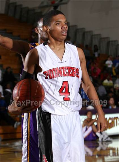 Thumbnail 2 in Lynwood vs. Artesia (Lynwood Christmas Challenge) photogallery.