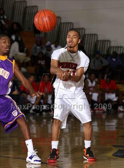Thumbnail 1 in Lynwood vs. Artesia (Lynwood Christmas Challenge) photogallery.