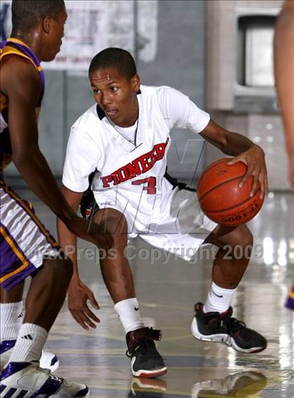 Thumbnail 3 in Lynwood vs. Artesia (Lynwood Christmas Challenge) photogallery.
