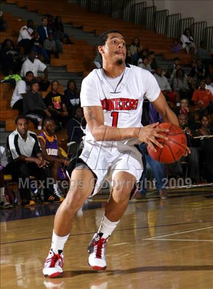 Thumbnail 2 in Lynwood vs. Artesia (Lynwood Christmas Challenge) photogallery.