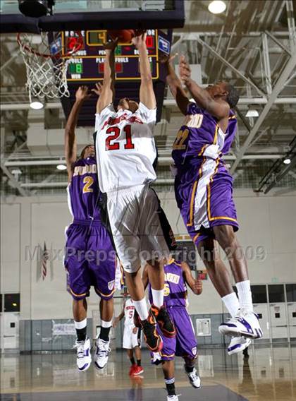 Thumbnail 1 in Lynwood vs. Artesia (Lynwood Christmas Challenge) photogallery.