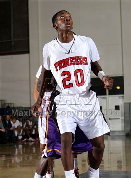 Thumbnail 3 in Lynwood vs. Artesia (Lynwood Christmas Challenge) photogallery.