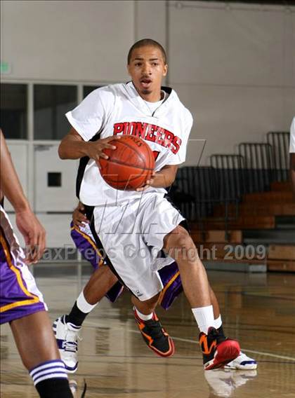 Thumbnail 1 in Lynwood vs. Artesia (Lynwood Christmas Challenge) photogallery.