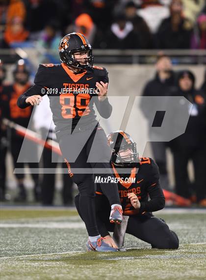 Thumbnail 3 in Washington vs. Archbishop Hoban (OHSAA D2 Regional Final) photogallery.