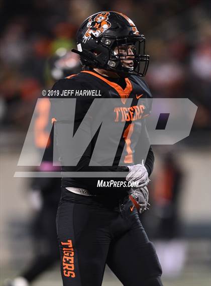 Thumbnail 3 in Washington vs. Archbishop Hoban (OHSAA D2 Regional Final) photogallery.