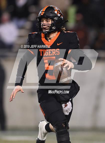 Thumbnail 2 in Washington vs. Archbishop Hoban (OHSAA D2 Regional Final) photogallery.