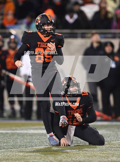 Thumbnail 1 in Washington vs. Archbishop Hoban (OHSAA D2 Regional Final) photogallery.