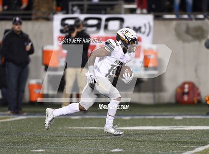 Thumbnail 3 in Washington vs. Archbishop Hoban (OHSAA D2 Regional Final) photogallery.