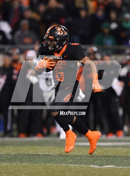 Thumbnail 3 in Washington vs. Archbishop Hoban (OHSAA D2 Regional Final) photogallery.