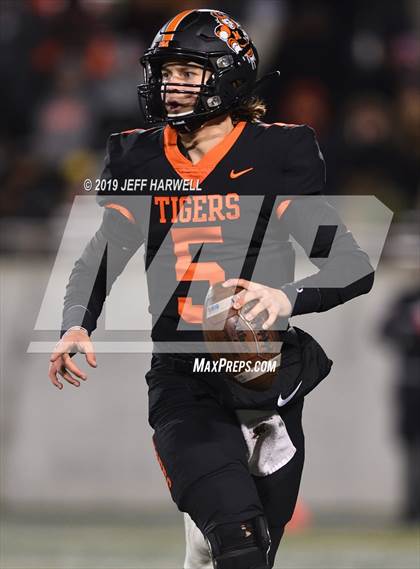 Thumbnail 1 in Washington vs. Archbishop Hoban (OHSAA D2 Regional Final) photogallery.