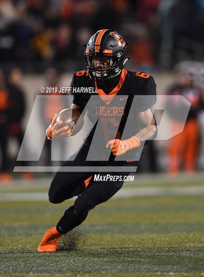Thumbnail 3 in Washington vs. Archbishop Hoban (OHSAA D2 Regional Final) photogallery.