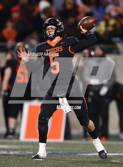 Thumbnail 1 in Washington vs. Archbishop Hoban (OHSAA D2 Regional Final) photogallery.