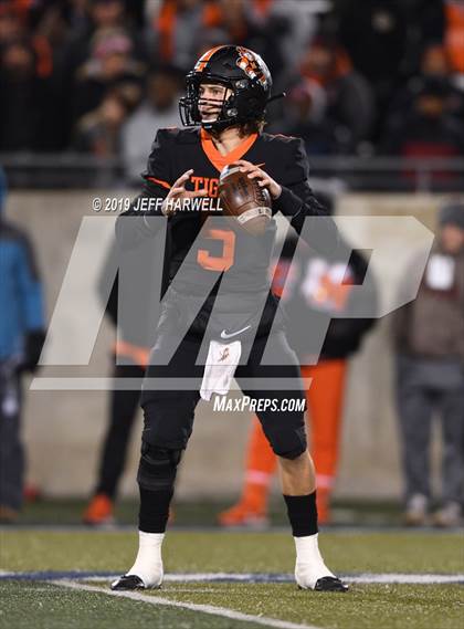 Thumbnail 1 in Washington vs. Archbishop Hoban (OHSAA D2 Regional Final) photogallery.