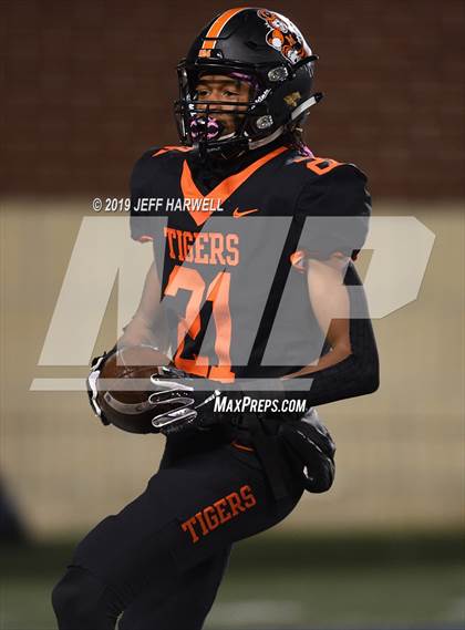 Thumbnail 1 in Washington vs. Archbishop Hoban (OHSAA D2 Regional Final) photogallery.