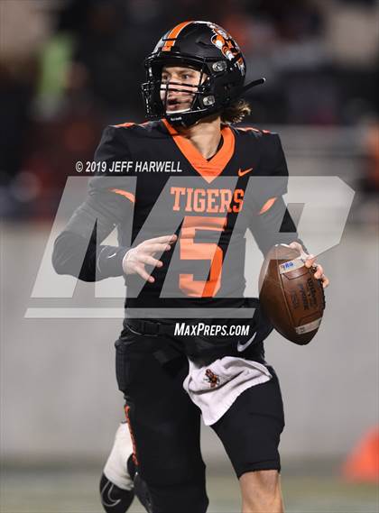 Thumbnail 3 in Washington vs. Archbishop Hoban (OHSAA D2 Regional Final) photogallery.