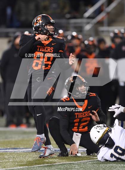Thumbnail 1 in Washington vs. Archbishop Hoban (OHSAA D2 Regional Final) photogallery.