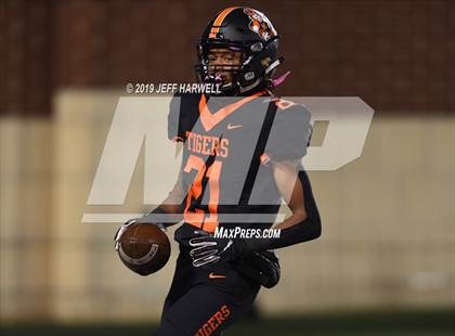 Thumbnail 2 in Washington vs. Archbishop Hoban (OHSAA D2 Regional Final) photogallery.