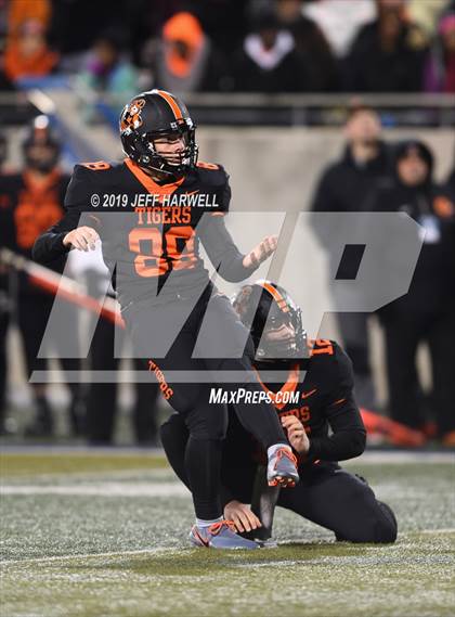 Thumbnail 2 in Washington vs. Archbishop Hoban (OHSAA D2 Regional Final) photogallery.