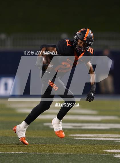 Thumbnail 3 in Washington vs. Archbishop Hoban (OHSAA D2 Regional Final) photogallery.