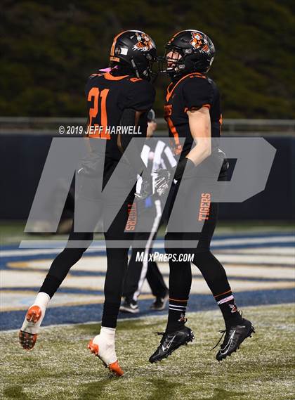 Thumbnail 1 in Washington vs. Archbishop Hoban (OHSAA D2 Regional Final) photogallery.