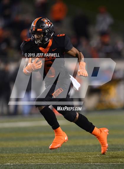 Thumbnail 1 in Washington vs. Archbishop Hoban (OHSAA D2 Regional Final) photogallery.