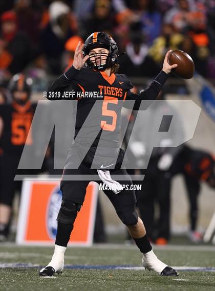 Thumbnail 3 in Washington vs. Archbishop Hoban (OHSAA D2 Regional Final) photogallery.