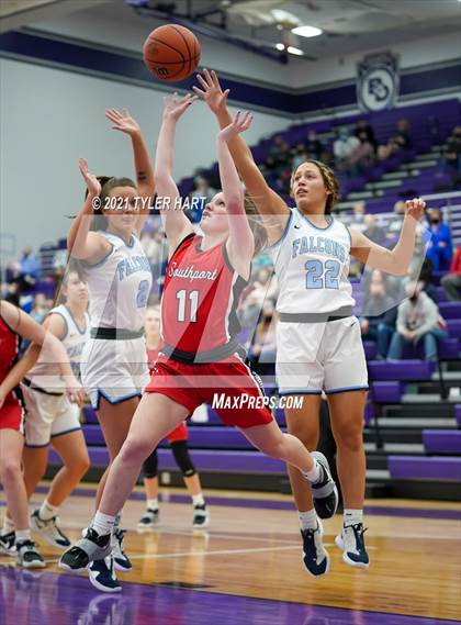Thumbnail 3 in Southport vs. Perry Meridian (IHSAA 4A Sectional Semifinal) photogallery.