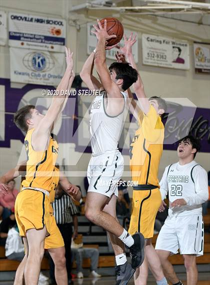 Thumbnail 2 in Gridley vs. Red Bluff (Dennis Burnum Tournament) photogallery.