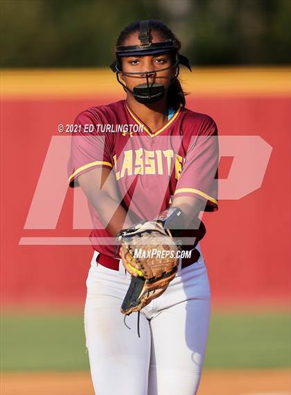 Thumbnail 2 in Lassiter vs. Glynn Academy photogallery.