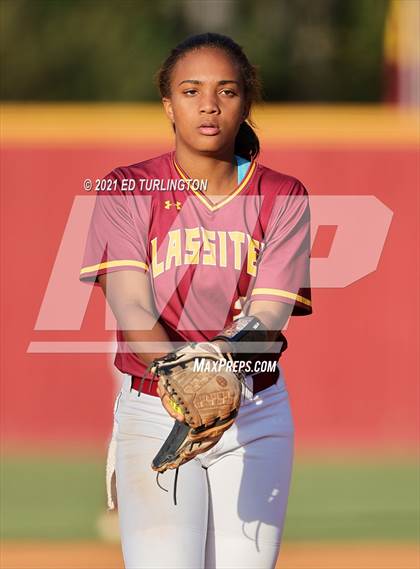 Thumbnail 3 in Lassiter vs. Glynn Academy photogallery.