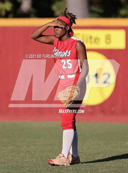 Thumbnail 2 in Lassiter vs. Glynn Academy photogallery.