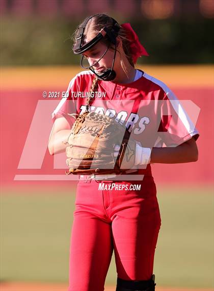 Thumbnail 2 in Lassiter vs. Glynn Academy photogallery.