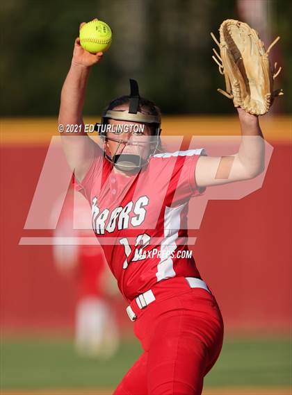 Thumbnail 2 in Lassiter vs. Glynn Academy photogallery.