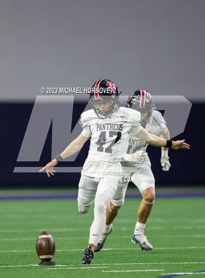 Thumbnail 3 in Emerson vs. Colleyville Heritage (UIL 5A Football Quarterfinals) photogallery.
