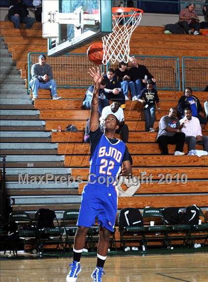 Thumbnail 1 in La Costa Canyon vs. St. Joseph Notre Dame (MaxPreps Holiday Classic) photogallery.
