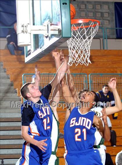 Thumbnail 2 in La Costa Canyon vs. St. Joseph Notre Dame (MaxPreps Holiday Classic) photogallery.