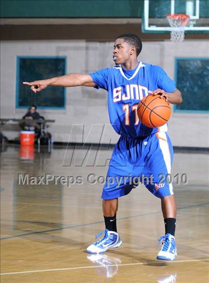 Thumbnail 1 in La Costa Canyon vs. St. Joseph Notre Dame (MaxPreps Holiday Classic) photogallery.