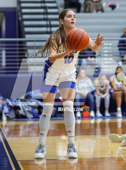 Thumbnail 2 in Rouse vs. Krum (Weatherford Raising Cane Christmas Classic) photogallery.