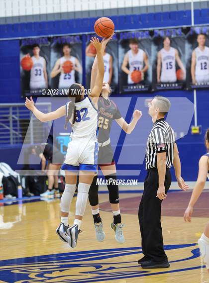 Thumbnail 3 in Rouse vs. Krum (Weatherford Raising Cane Christmas Classic) photogallery.