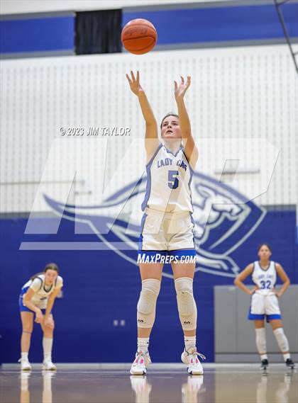 Thumbnail 3 in Rouse vs. Krum (Weatherford Raising Cane Christmas Classic) photogallery.