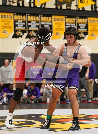 Thumbnail 1 in IHSAA Sectional 25 (Avon) photogallery.