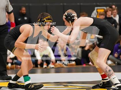 Thumbnail 2 in IHSAA Sectional 25 (Avon) photogallery.