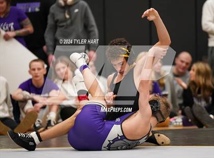 Thumbnail 2 in IHSAA Sectional 25 (Avon) photogallery.