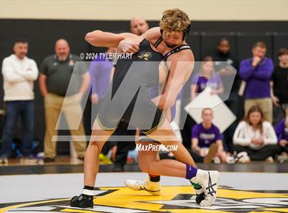 Thumbnail 1 in IHSAA Sectional 25 (Avon) photogallery.